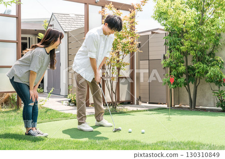 一對夫婦在度假酒店享受打高爾夫球的樂趣（休閒、度假） 130310849