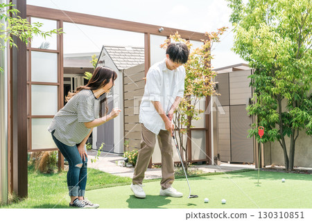 一對夫婦在度假酒店享受打高爾夫球的樂趣（休閒、度假） 130310851