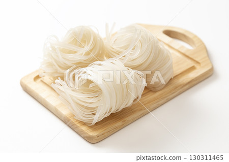 白色背景的米粉 130311465