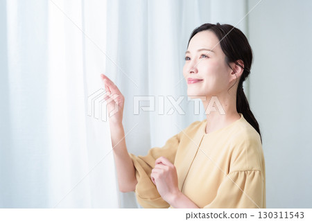 在陽光下放鬆的女人 在陽光下放鬆的女人 130311543