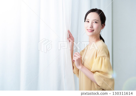 陽光下放鬆的女人肖像 130311614