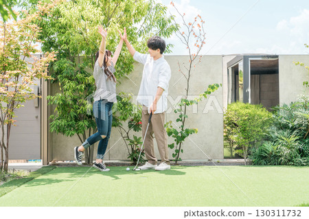 一對夫婦在玩迷你高爾夫 130311732