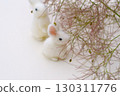 毛氈兔子聚集在黃櫟的花穗周圍 130311776