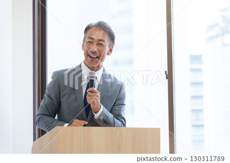 資深商人進行演講 130311789