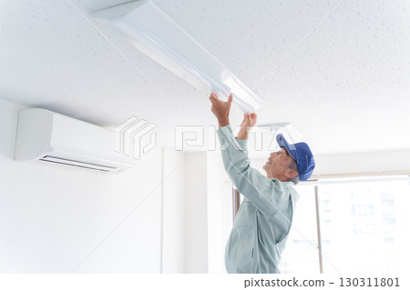 安裝燈的高級男工人 130311801