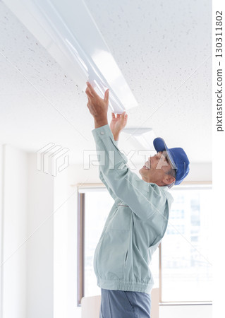 安裝燈的高級男工人 130311802