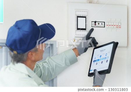 從事電工工作的高級男工人 130311803