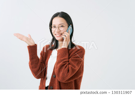 一位女士用智慧型手機指路 一位女士用智慧型手機指路 130311907