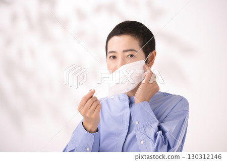 中年婦女摘下口罩 130312146