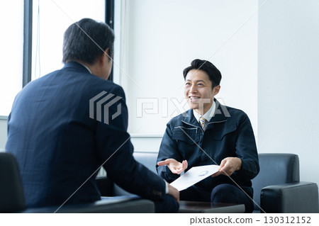 從事銷售工作的男工人 130312152