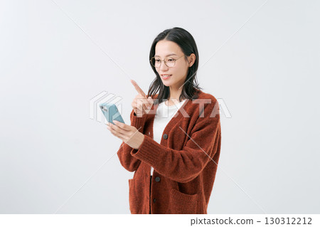 操作智能手機的女人 130312212