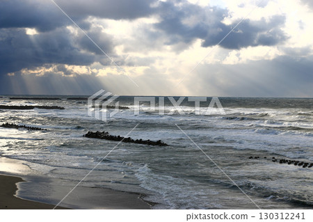 日本海的波濤洶湧和透過雲層縫隙的光線 日本海的波濤洶湧和透過雲層縫隙的光線 130312241