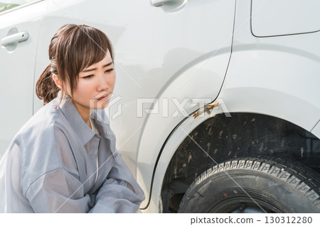 亞洲女子在事故中撞車後受到驚嚇(刮痕、刮擦、道路服務) 亞洲女子在事故中撞車後受到驚嚇(刮痕、刮擦、道路服務) 130312280