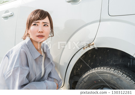 亞洲女子在事故中撞車後受到驚嚇(刮痕、刮擦、道路服務) 亞洲女子在事故中撞車後受到驚嚇(刮痕、刮擦、道路服務) 130312281