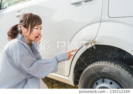 亞洲女子在事故中撞車後受到驚嚇(刮痕、刮擦、道路服務) 亞洲女子在事故中撞車後受到驚嚇(刮痕、刮擦、道路服務) 130312284