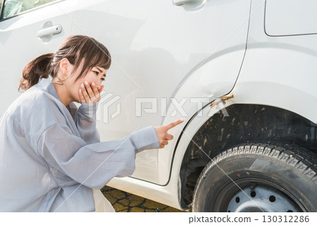 亞洲女子在事故中撞車後受到驚嚇(刮痕、刮擦、道路服務) 亞洲女子在事故中撞車後受到驚嚇(刮痕、刮擦、道路服務) 130312286
