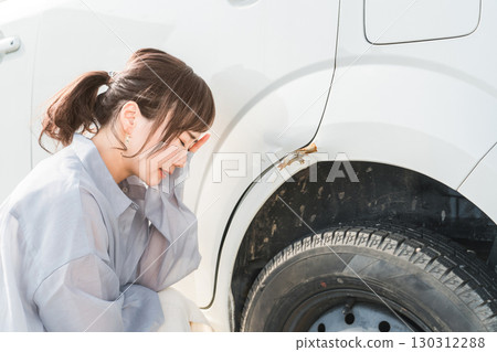 亞洲女子在事故中撞車後受到驚嚇(刮痕、刮擦、道路服務) 亞洲女子在事故中撞車後受到驚嚇(刮痕、刮擦、道路服務) 130312288