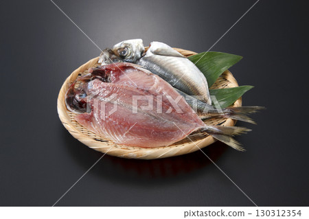 兩片竹莢魚片放在濾鍋上 兩片竹莢魚片放在濾鍋上 130312354