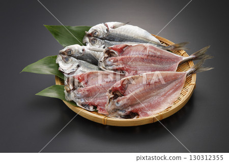 五片竹莢魚片放在濾鍋上 五片竹莢魚片放在濾鍋上 130312355