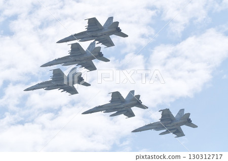 美國海軍 F/A-18 超級大黃蜂戰機編隊飛行 美國海軍 F/A-18 超級大黃蜂戰機編隊飛行 130312717