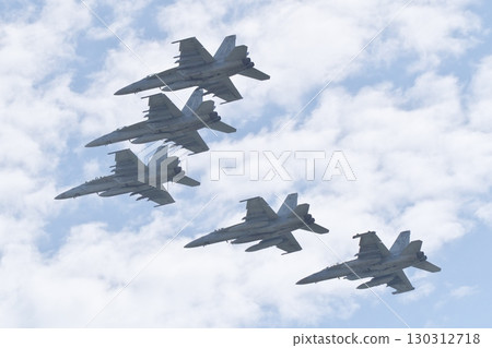 美國海軍 F/A-18 超級大黃蜂戰機編隊飛行 美國海軍 F/A-18 超級大黃蜂戰機編隊飛行 130312718