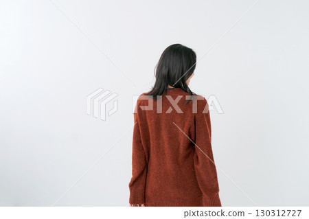 穿著羊毛衫的女人的背影 穿著羊毛衫的女人的背影 130312727