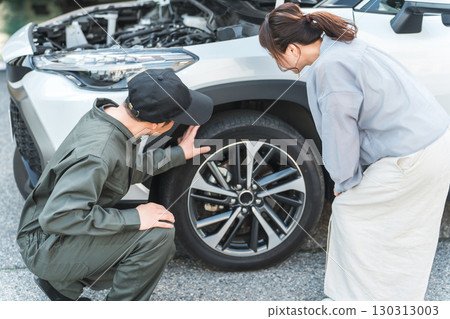 一名男工人和一名女司機趕到路上進行道路服務。 130313003