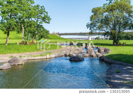 大淀川市民綠地公園潺潺的水流,藍天綠樹環繞 大淀川市民綠地公園潺潺的水流,藍天綠樹環繞 130313095