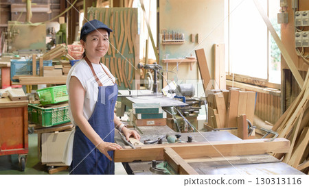 木工車間女工作人員工作照 130313116