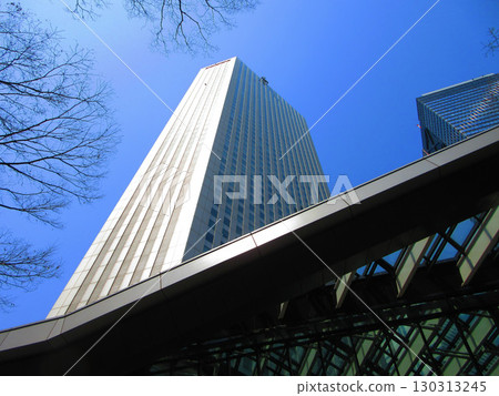 新宿副中心的摩天大樓和藍天 130313245
