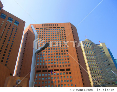 新宿副中心的摩天大樓和藍天 130313246