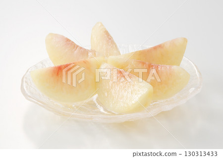 新鮮白桃果肉盛於盤中 130313433