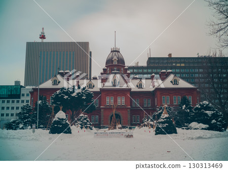 舊北海道縣政府辦公大樓 - 正面覆蓋著白雪的紅磚建築 舊北海道縣政府辦公大樓 - 正面覆蓋著白雪的紅磚建築 130313469