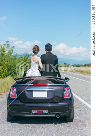 新郎新娘開著自己喜歡的車（敞篷車）拍婚紗照 130313494