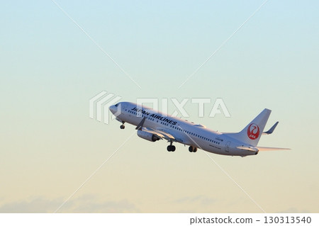 客機在早晨的陽光下起飛 130313540