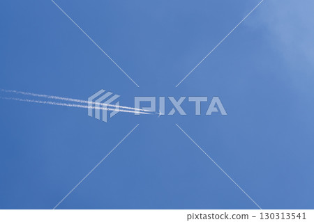 藍色天空上的噴射機和軌跡雲 130313541