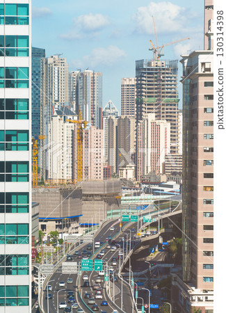高空俯瞰上海的城市高架與建設工地 高空俯瞰上海的城市高架與建設工地 130314398