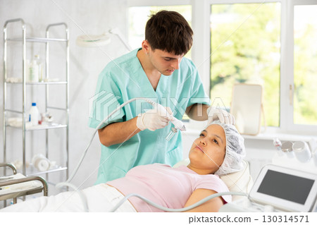 doctor confidently uses Hydrogen Oxygen Hydrating doctor confidently uses Hydrogen Oxygen Hydrating 130314571