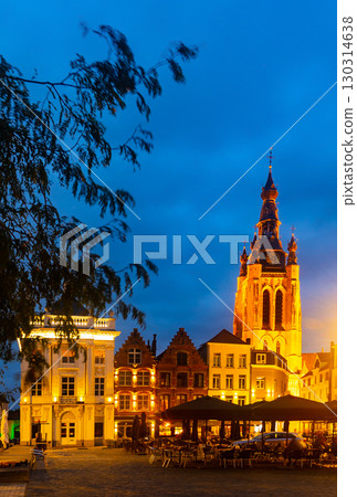 church, square, building 130314638