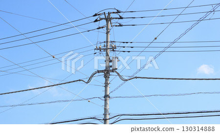 藍天和電線桿 藍天和電線桿 130314888