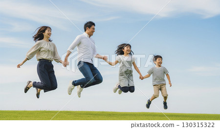 家庭在公園裡跳躍 130315322