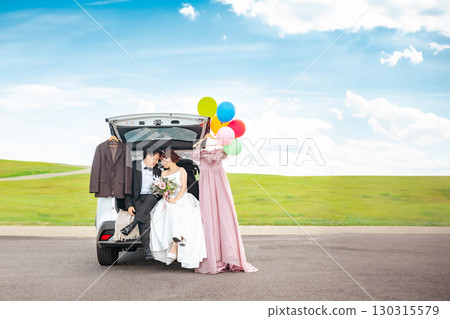 汽車婚禮/新娘和新郎/夫婦在新娘車中拍攝婚紗照 汽車婚禮/新娘和新郎/夫婦在新娘車中拍攝婚紗照 130315579