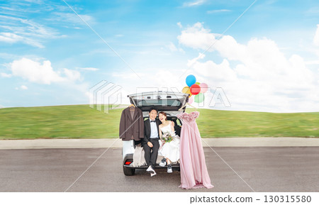 汽車婚禮/新娘和新郎/夫婦在新娘車中拍攝婚紗照 130315580