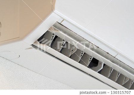 Cleaning dirty air conditioner filters Cleaning dirty air conditioner filters 130315707