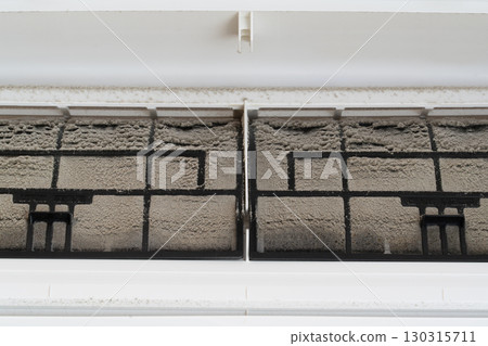 清潔髒污的空調過濾器 130315711