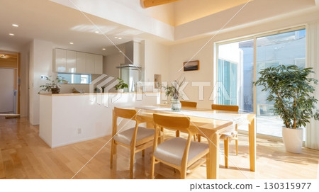 時尚的餐廳 130315977