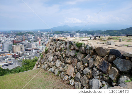 鳥取縣、米子城遺址、天守閣和大山 鳥取縣、米子城遺址、天守閣和大山 130316473
