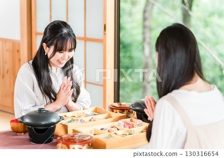A woman enjoying kaiseki cuisine at a ryokan (room service, kaiseki cuisine, set meal, luxury) 130316654
