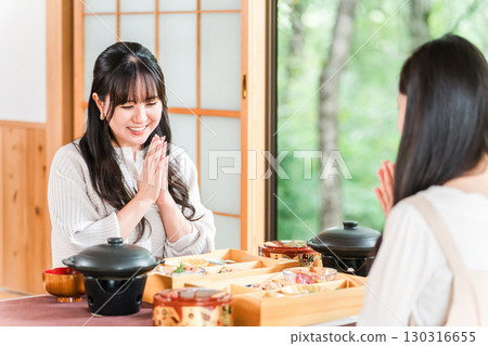 A woman enjoying kaiseki cuisine at a ryokan (room service, kaiseki cuisine, set meal, luxury) 130316655