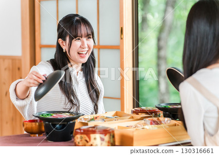 A woman enjoying kaiseki cuisine at a ryokan (room service, kaiseki cuisine, set meal, luxury) 130316661